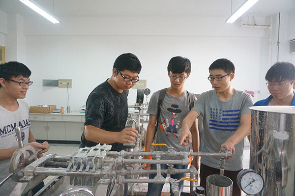 化工原理翻转课堂现场，学生教学生做实验（受访者供图）